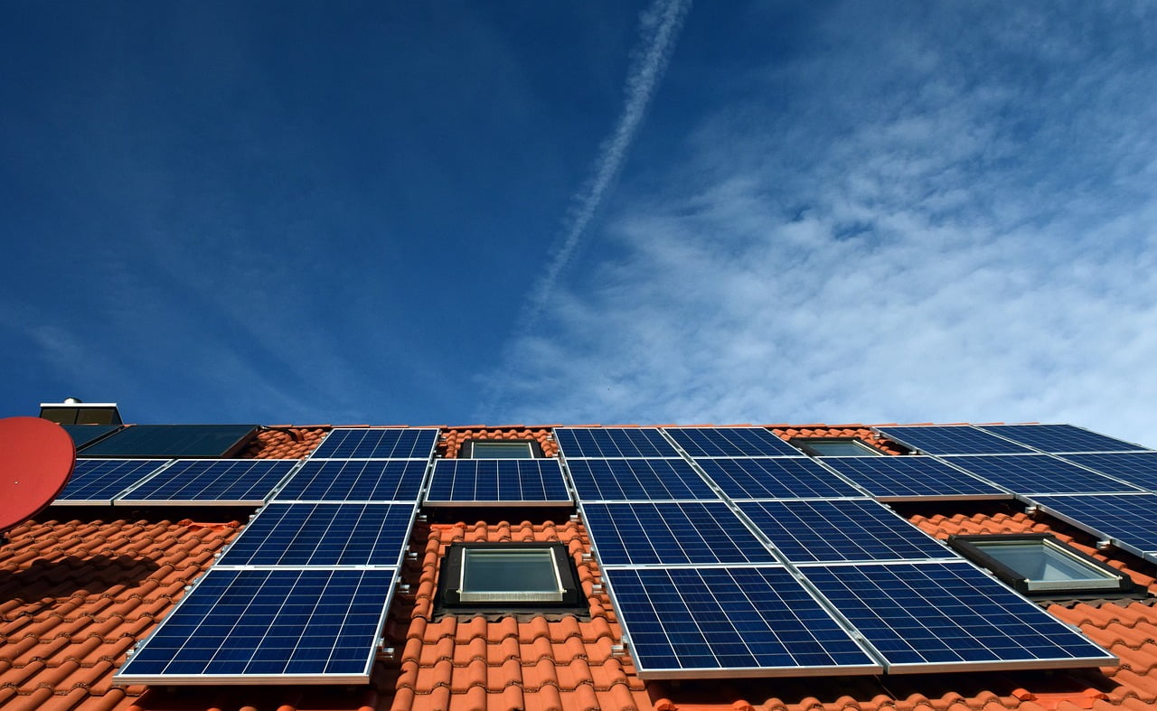 Cat se castiga din panouri fotovoltaice