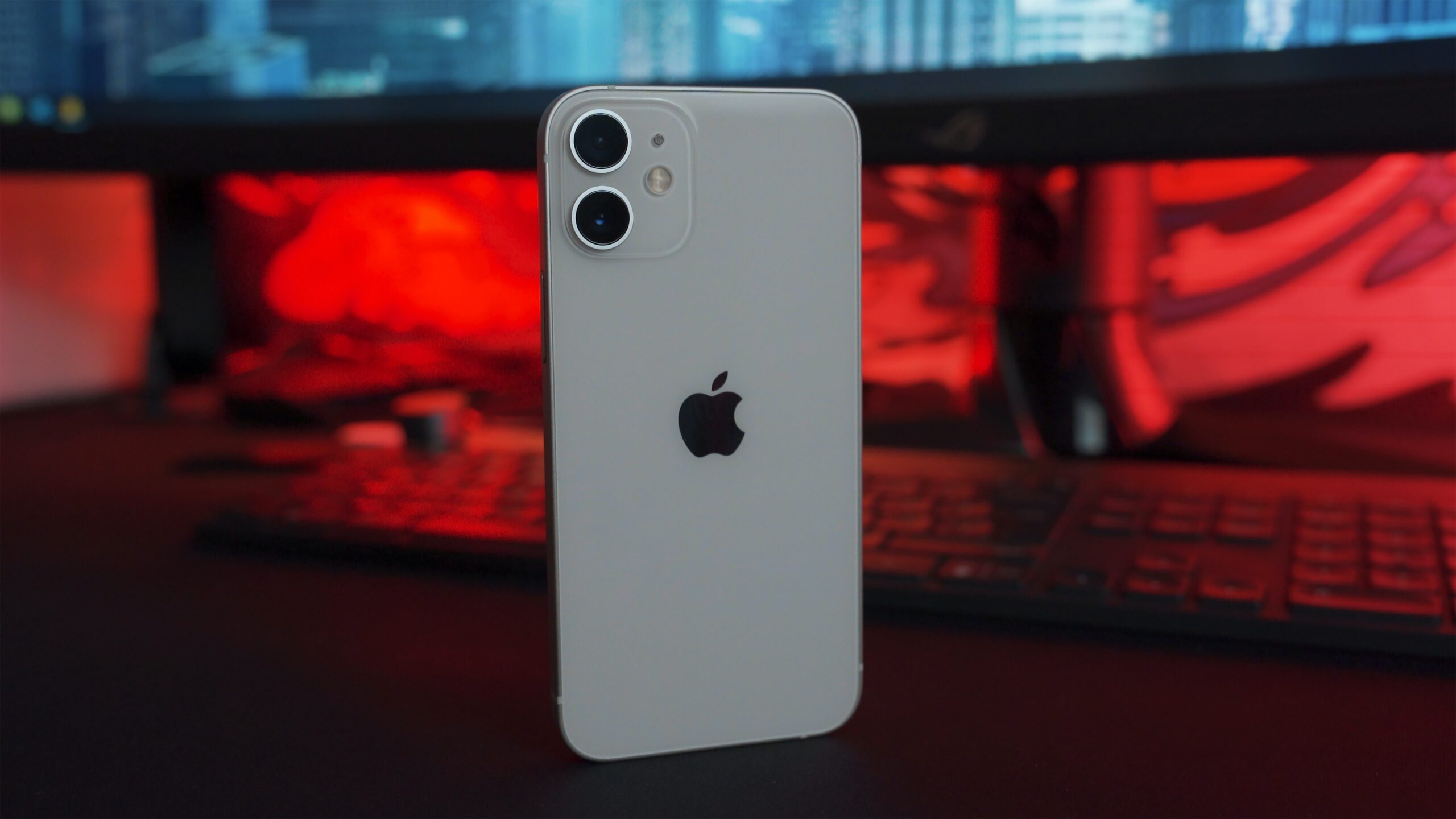 Display mini, dar puternic: Explorarea Super Retina XDR în iPhone 12 Mini