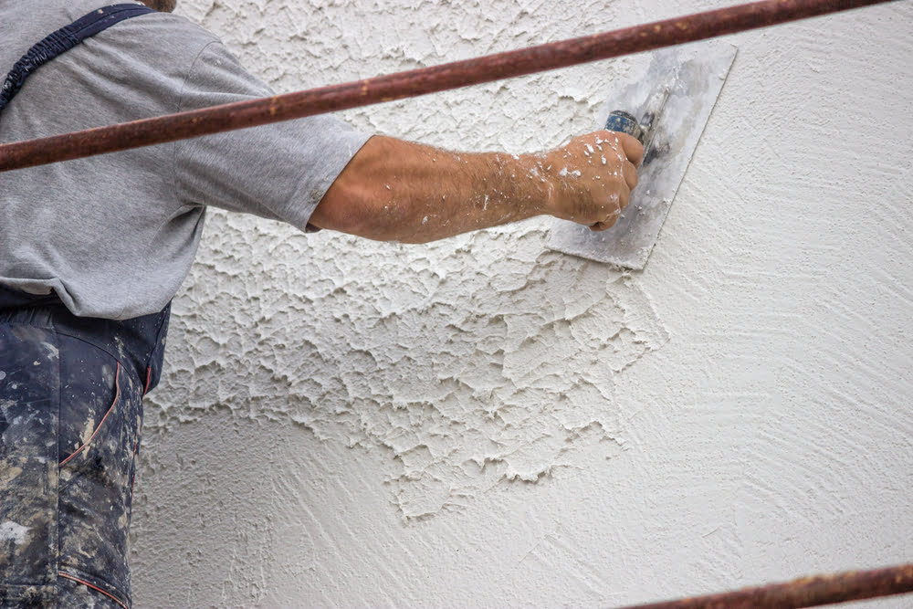 5 avantaje ale tencuielii decorative pentru fațada casei