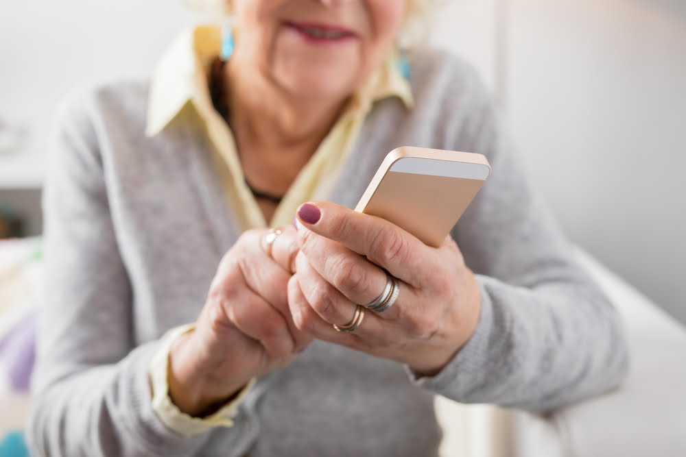 Telefoane pentru bătrâni: Cum sa alegi dispozitivul potrivit pentru nevoile lor