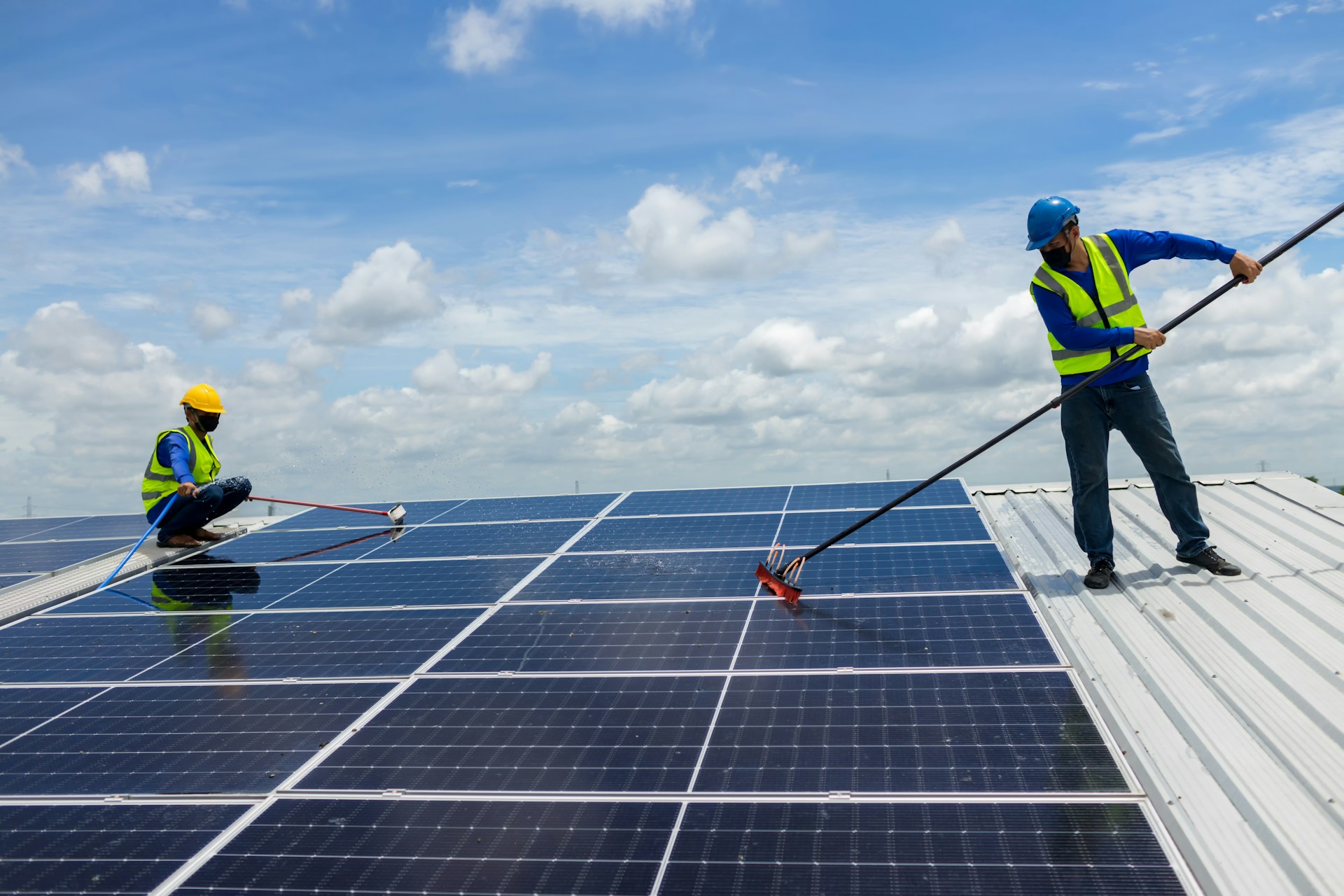 Sfaturi practice pentru curățarea sigură și eficientă a panourilor fotovoltaice