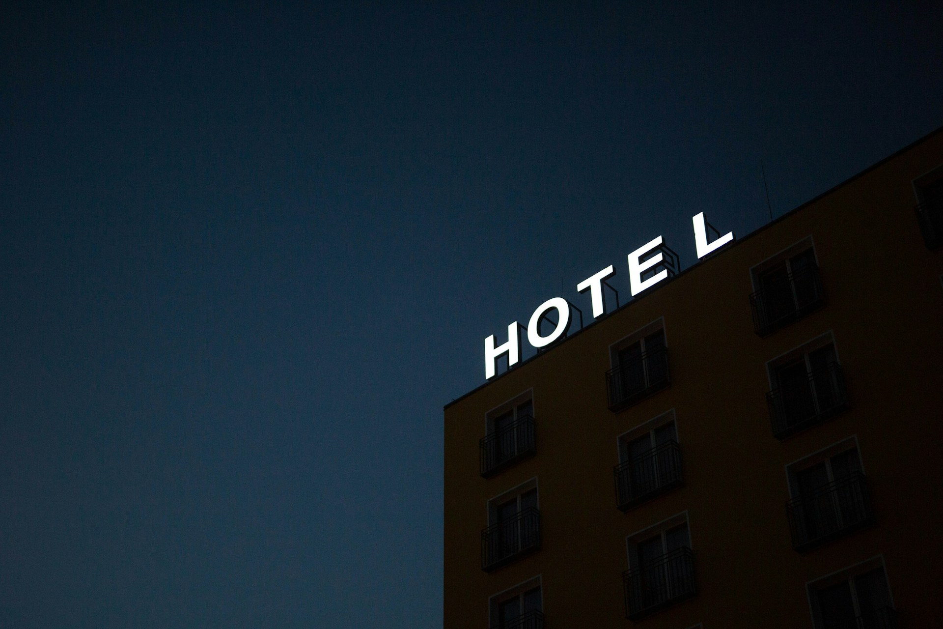 Vacanță neplanificată: 4 detalii care să te ajute să alegi hotelul potrivit la fața locului