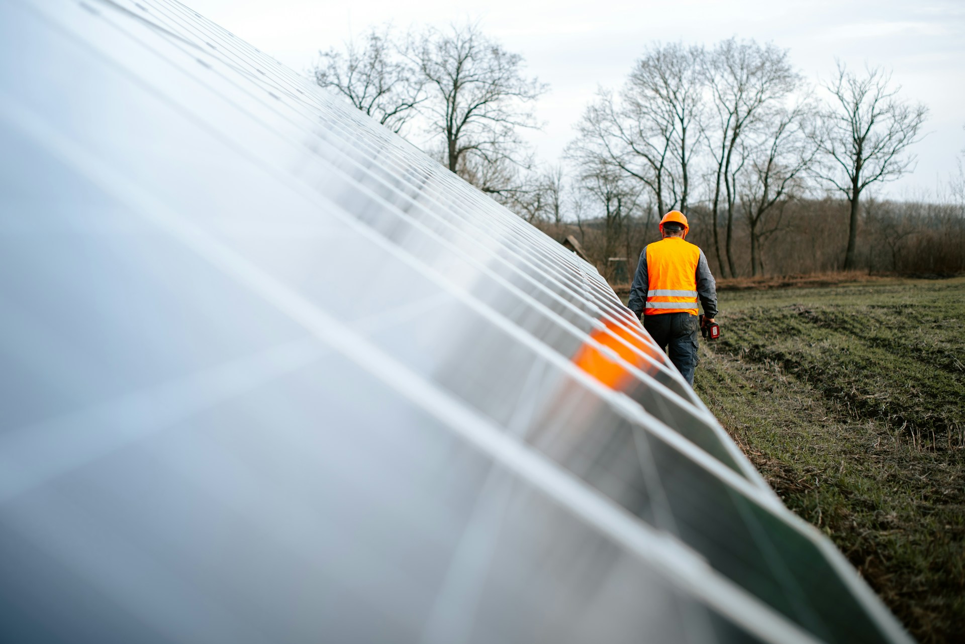 Cum să alegi echipamentele și soluțiile potrivite pentru curățarea panourilor fotovoltaice
